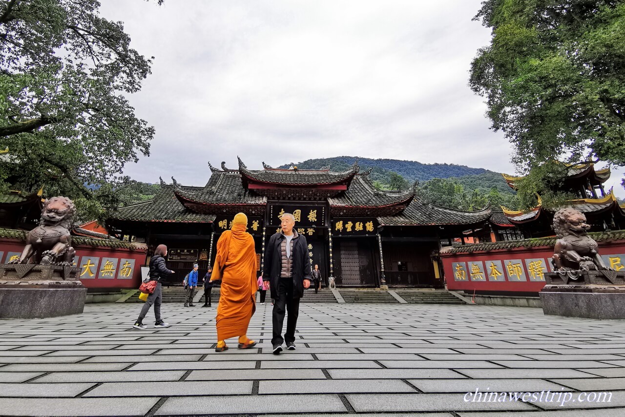 Baoguo Monastery Emei Mountain