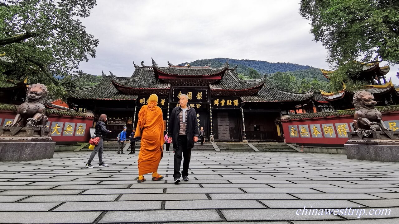 Emei Baoguo Monastery 005.JPG