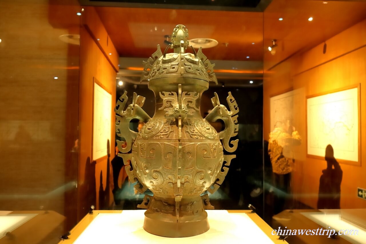 Bronze Vessel Cast with Dragon Patterns the Western Zhou Dynasty